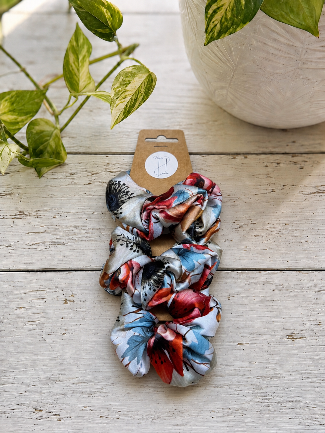Hedvábná scrunchie - Modro-červené květy